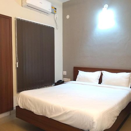 Aspire Maradu Hotel Kochi Bagian luar foto