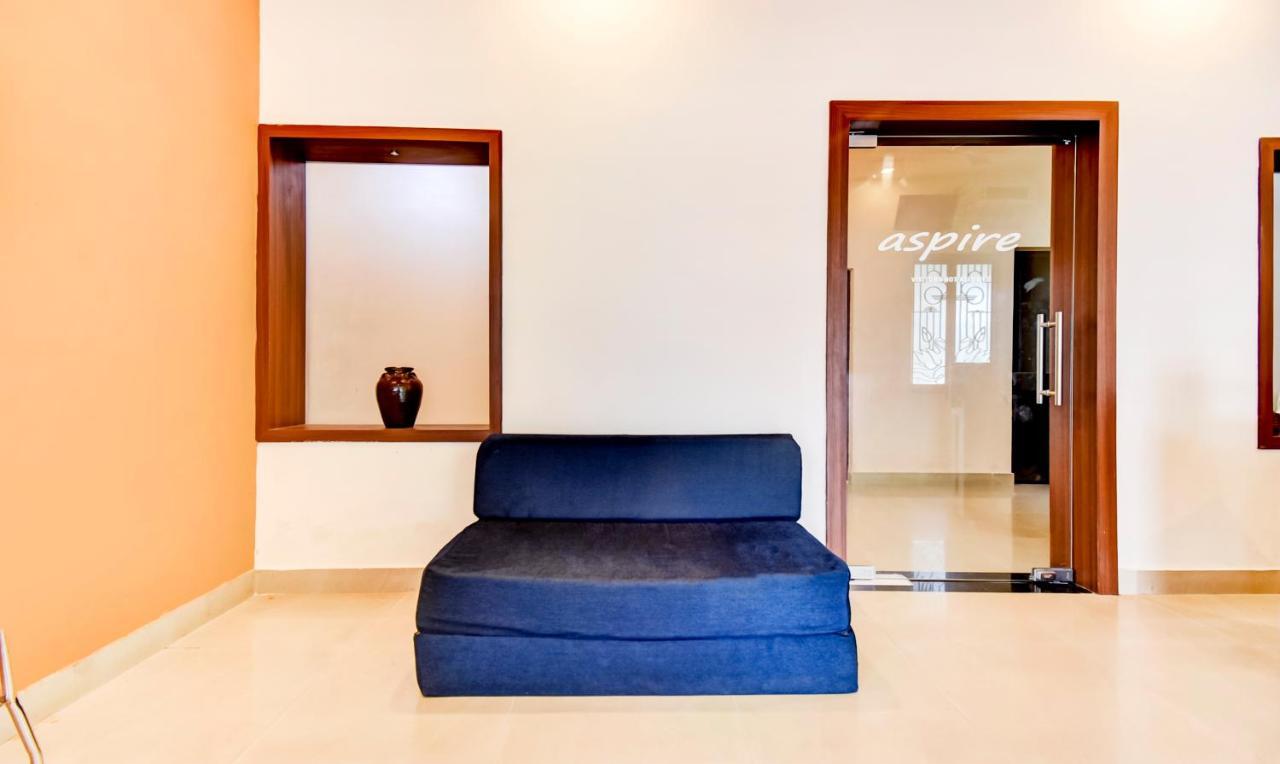Aspire Maradu Hotel Kochi Bagian luar foto