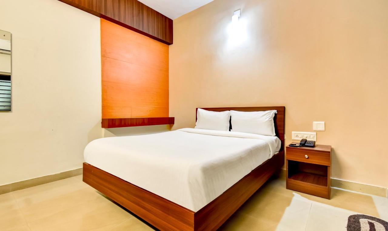 Aspire Maradu Hotel Kochi Bagian luar foto