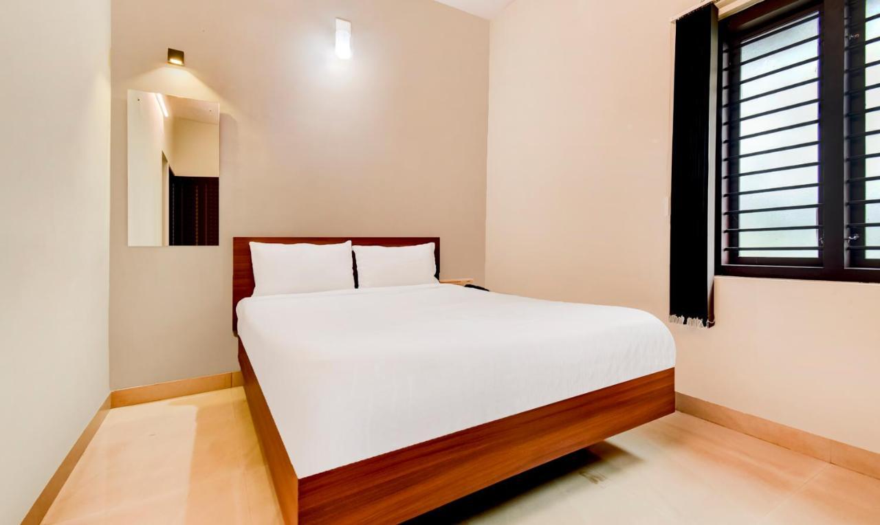 Aspire Maradu Hotel Kochi Bagian luar foto