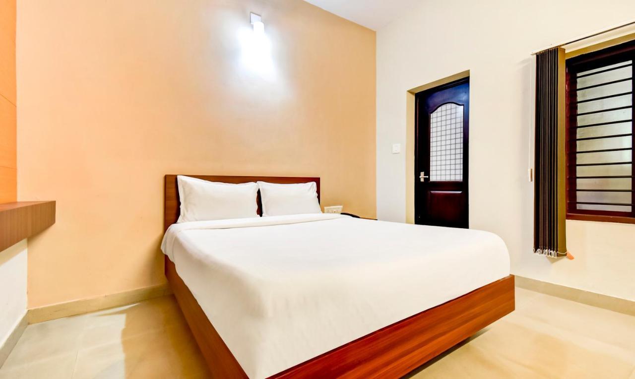 Aspire Maradu Hotel Kochi Bagian luar foto