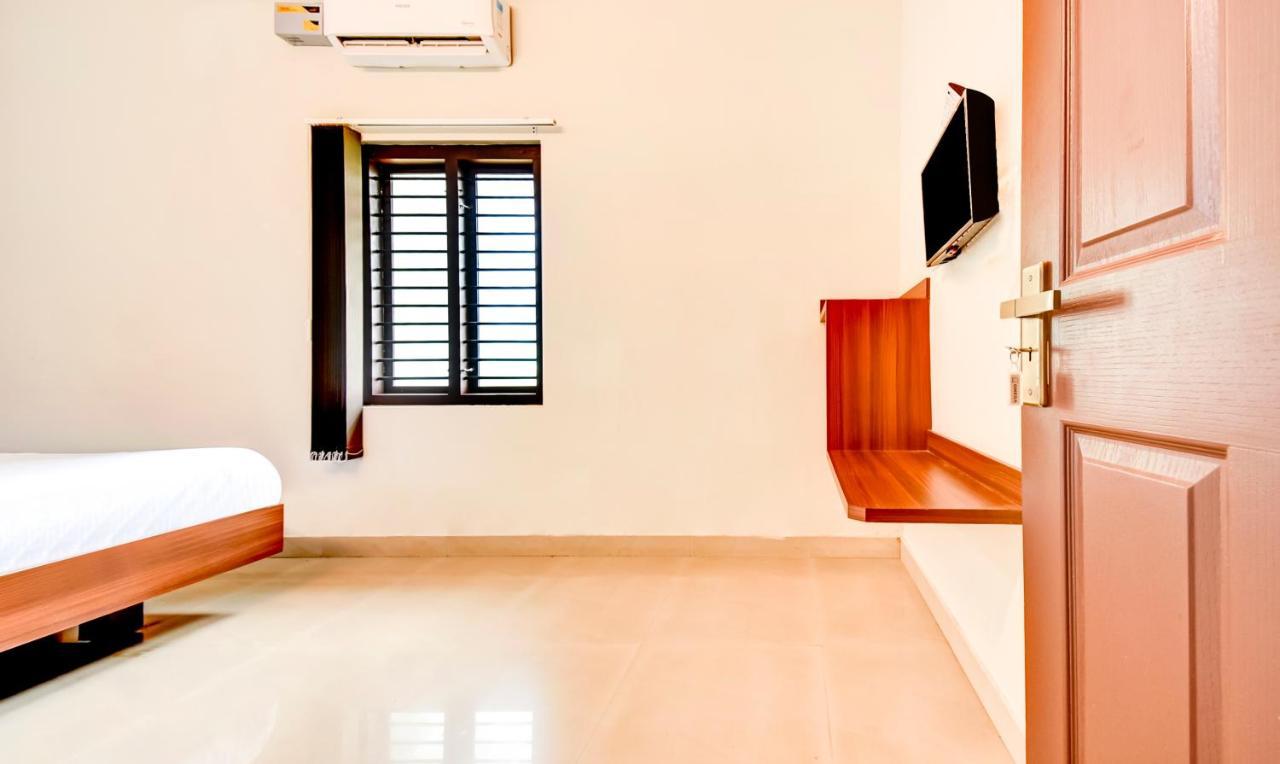 Aspire Maradu Hotel Kochi Bagian luar foto