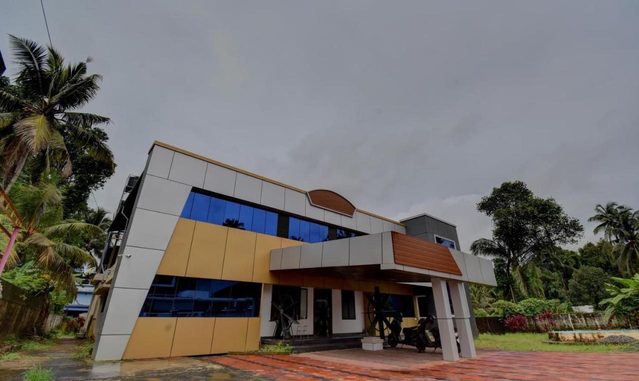 Aspire Maradu Hotel Kochi Bagian luar foto