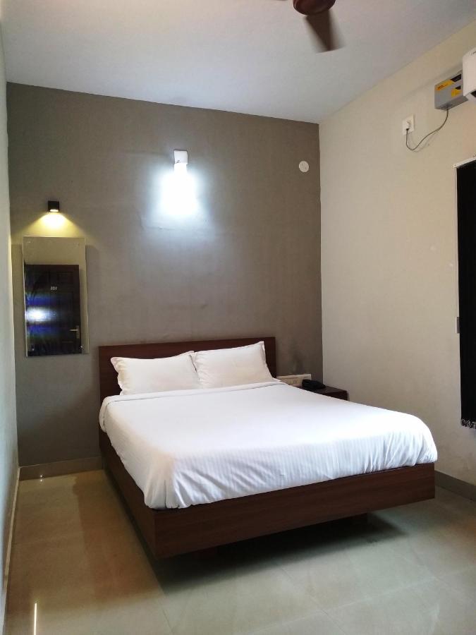 Aspire Maradu Hotel Kochi Bagian luar foto